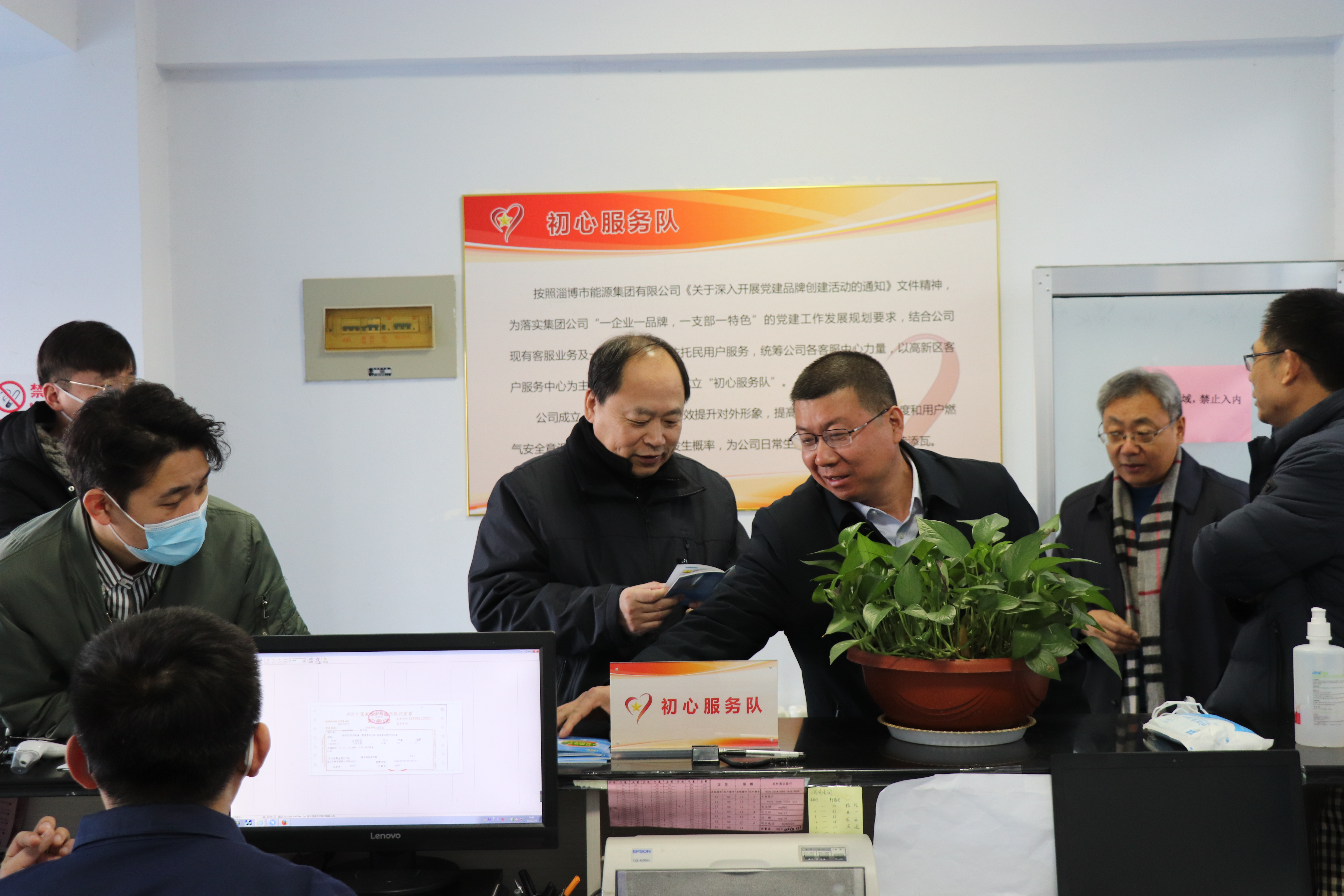 市能源集團汪德剛一行春節假期看望慰問(wèn)堅守崗位員工(圖2)