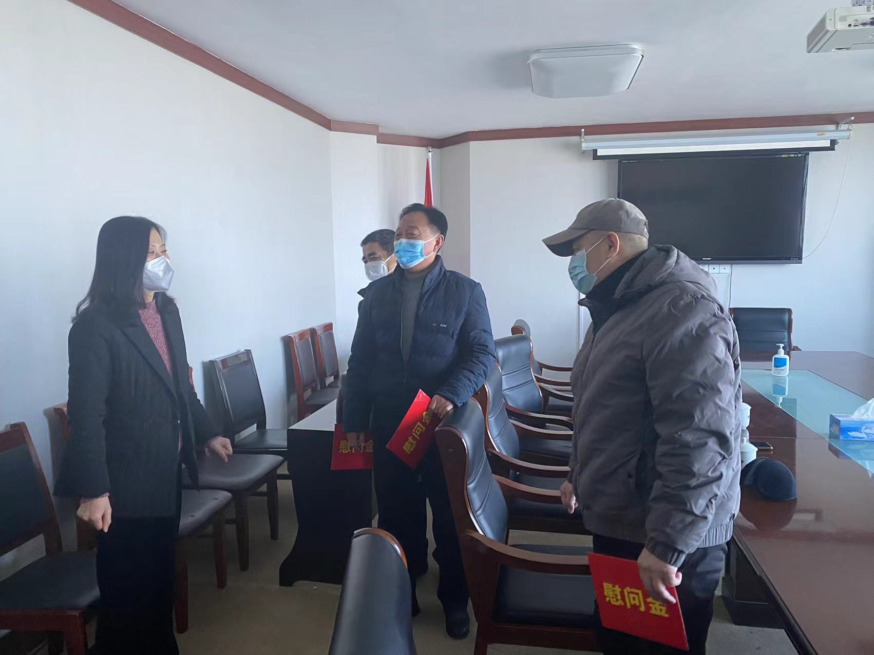 市能源集團工會(huì )開(kāi)展2023春節送溫暖慰問(wèn)一線(xiàn)困難職工活動(dòng)(圖1)