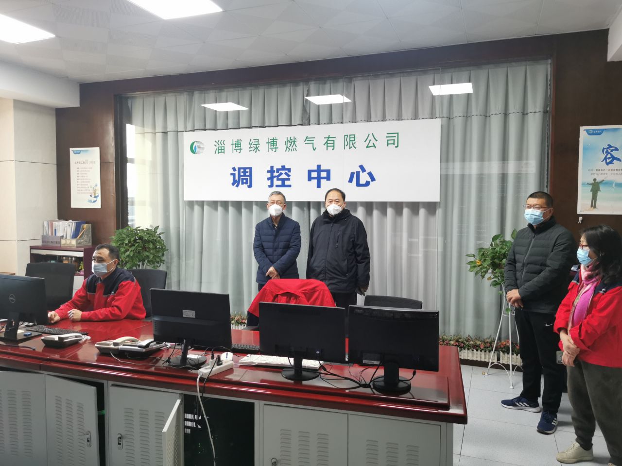 市能源集團汪德剛看望慰問(wèn)春節期間值守一線(xiàn)干部職工(圖1)