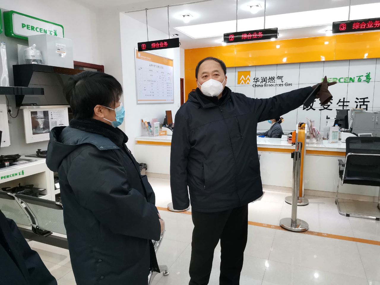市能源集團汪德剛看望慰問(wèn)春節期間值守一線(xiàn)干部職工(圖2)