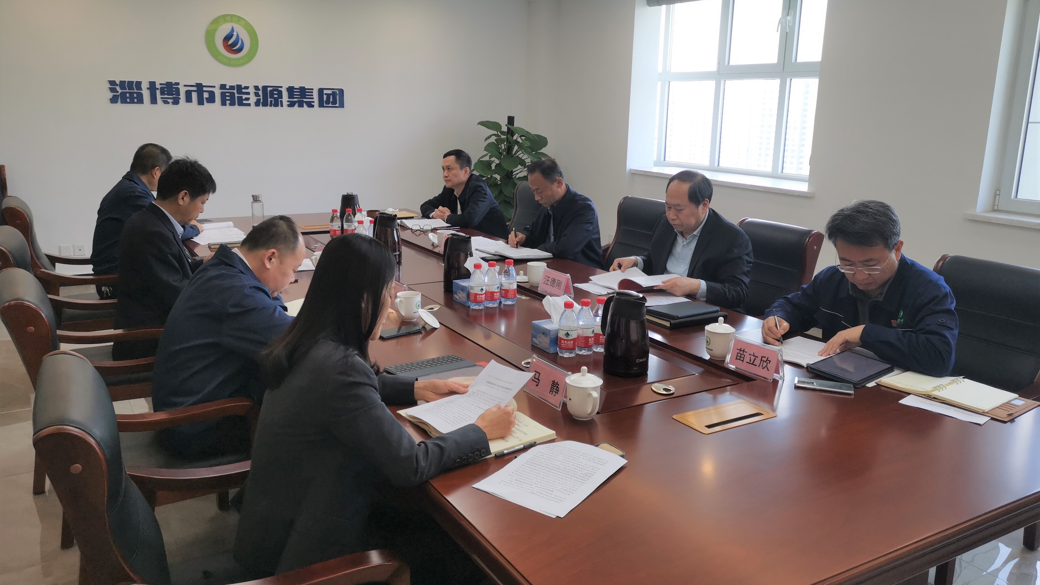 市國資委黨委委員、四級調研員韓瑞平到市能源集團列席旁聽(tīng)黨委理論學(xué)習中心組學(xué)習研討(圖1)